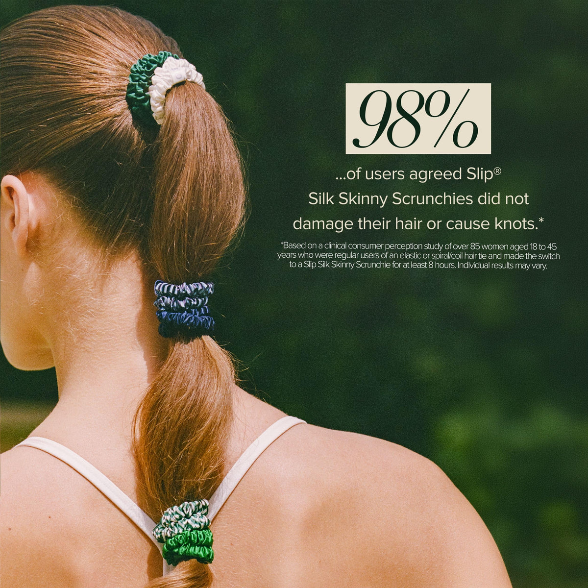 Scrunchie en soie SLIP couleur marine posé sur un fond neutre
