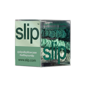 Scrunchie en soie SLIP couleur menthe, présentation sur un fond neutre
