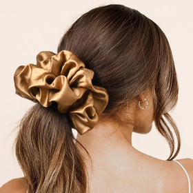 Scrunchies en satin CEELGON, couleur marron, vue de haut