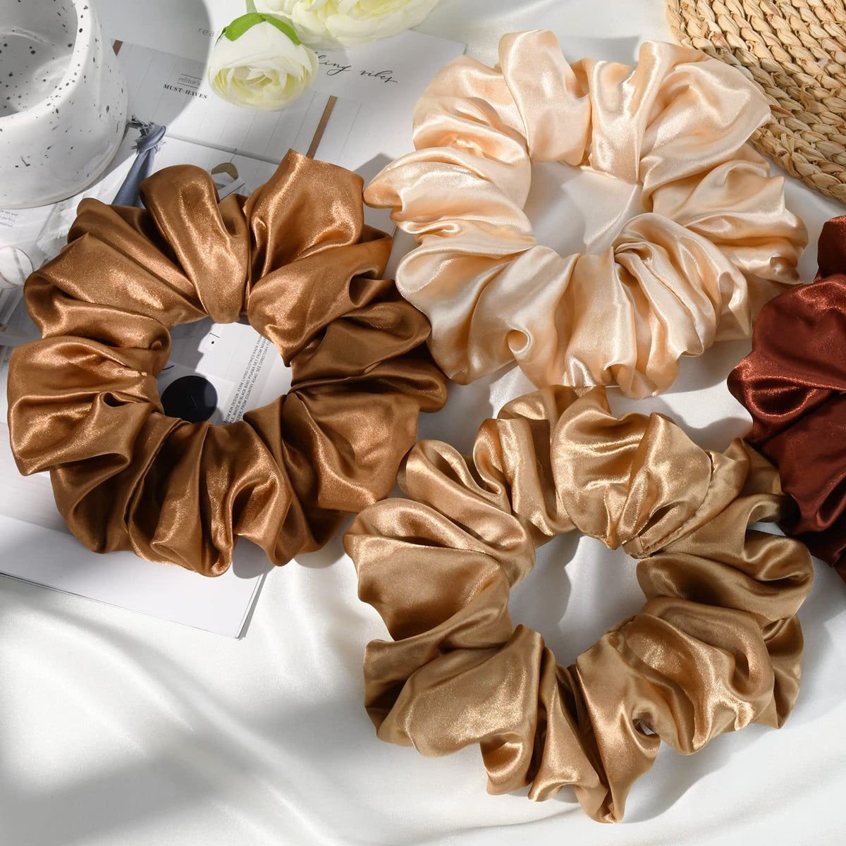 Scrunchies en satin CEELGON, couleur or, en utilisation