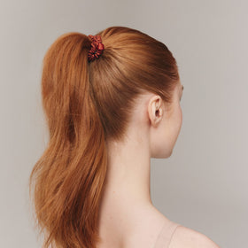 Scrunchies en soie auburn SLIP sur un fond élégant