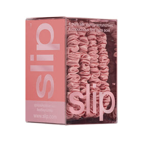 Scrunchies SLIP en soie sur un fond neutre