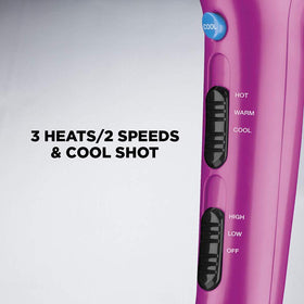 Sèche-Cheveux Conair 1875W rose en utilisation sur des cheveux bouclés