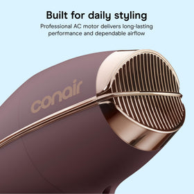 Sèche-Cheveux Conair avec mise en situation devant un miroir