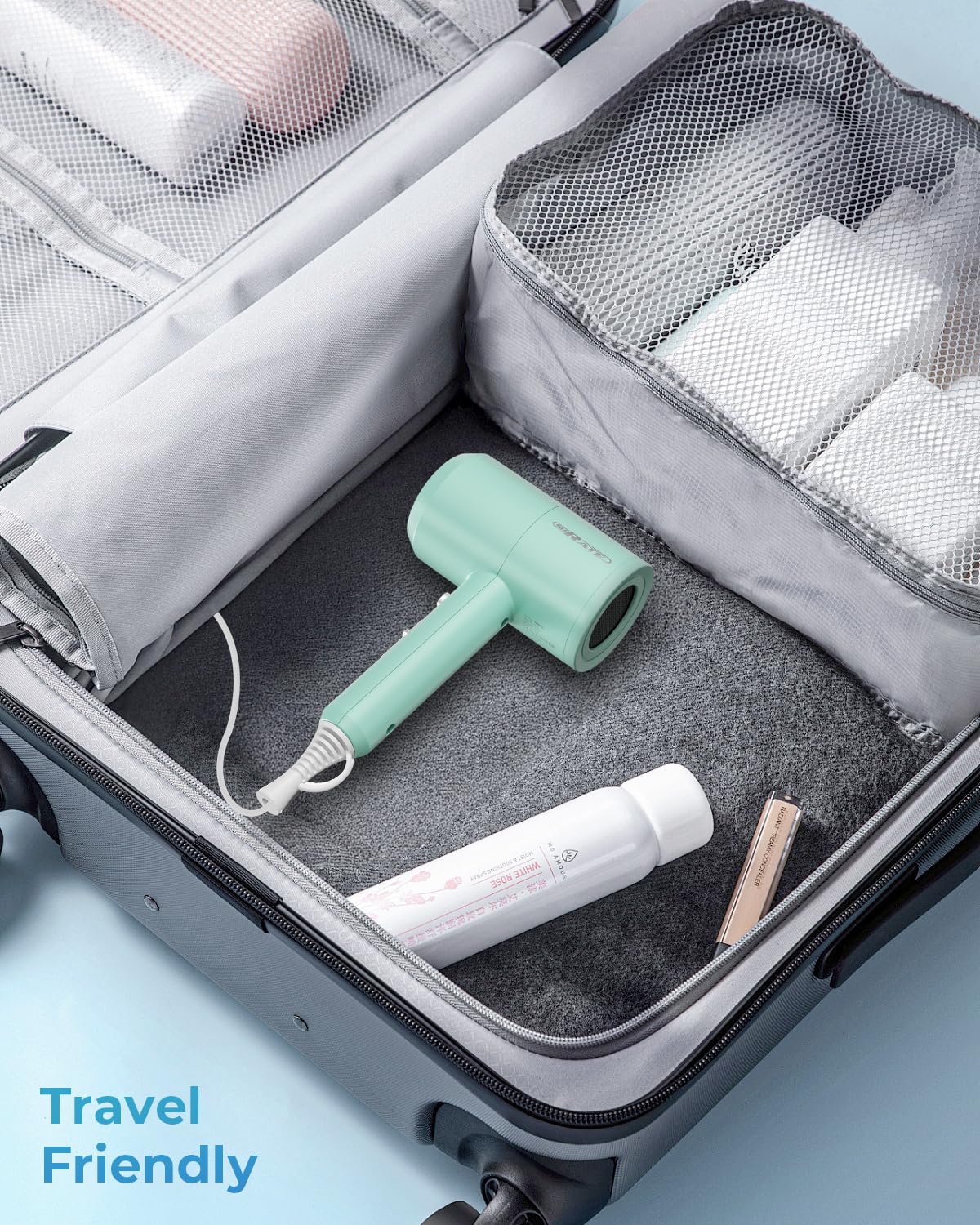 Sèche-cheveux ionique SHRATE 1800W en utilisation dans une salle de bain moderne