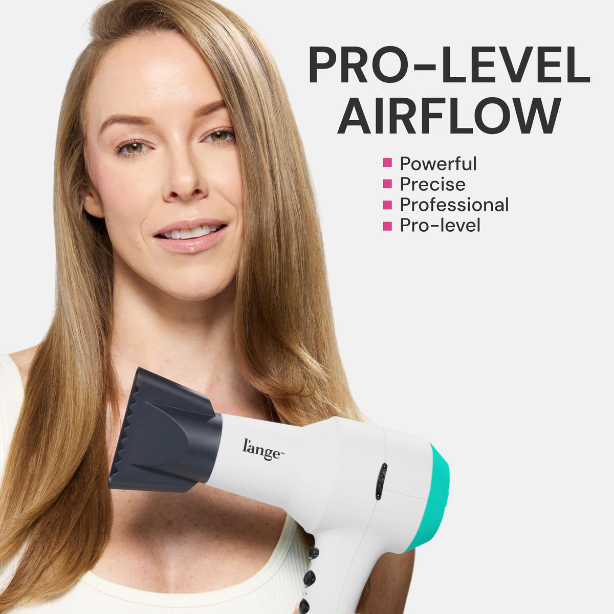 Sèche-cheveux L'ANGE HAIR en utilisation avec cheveux lisses