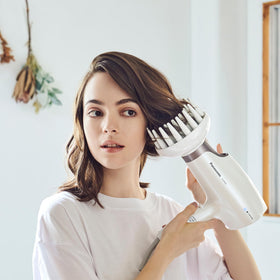 Sèche-Cheveux Panasonic Nanoe EH-NA67-W sur fond blanc