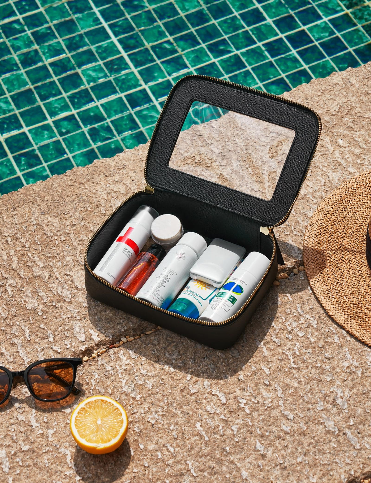 Sélection de petits objets organisés dans le sac Popvibe