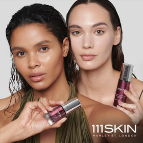 Sérum 111SKIN sur une table de maquillage