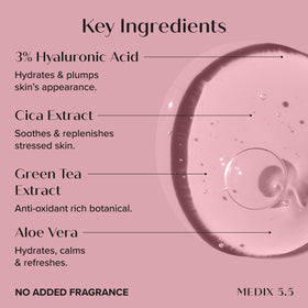 Sérum à l'acide hyaluronique sur une surface réfléchissante