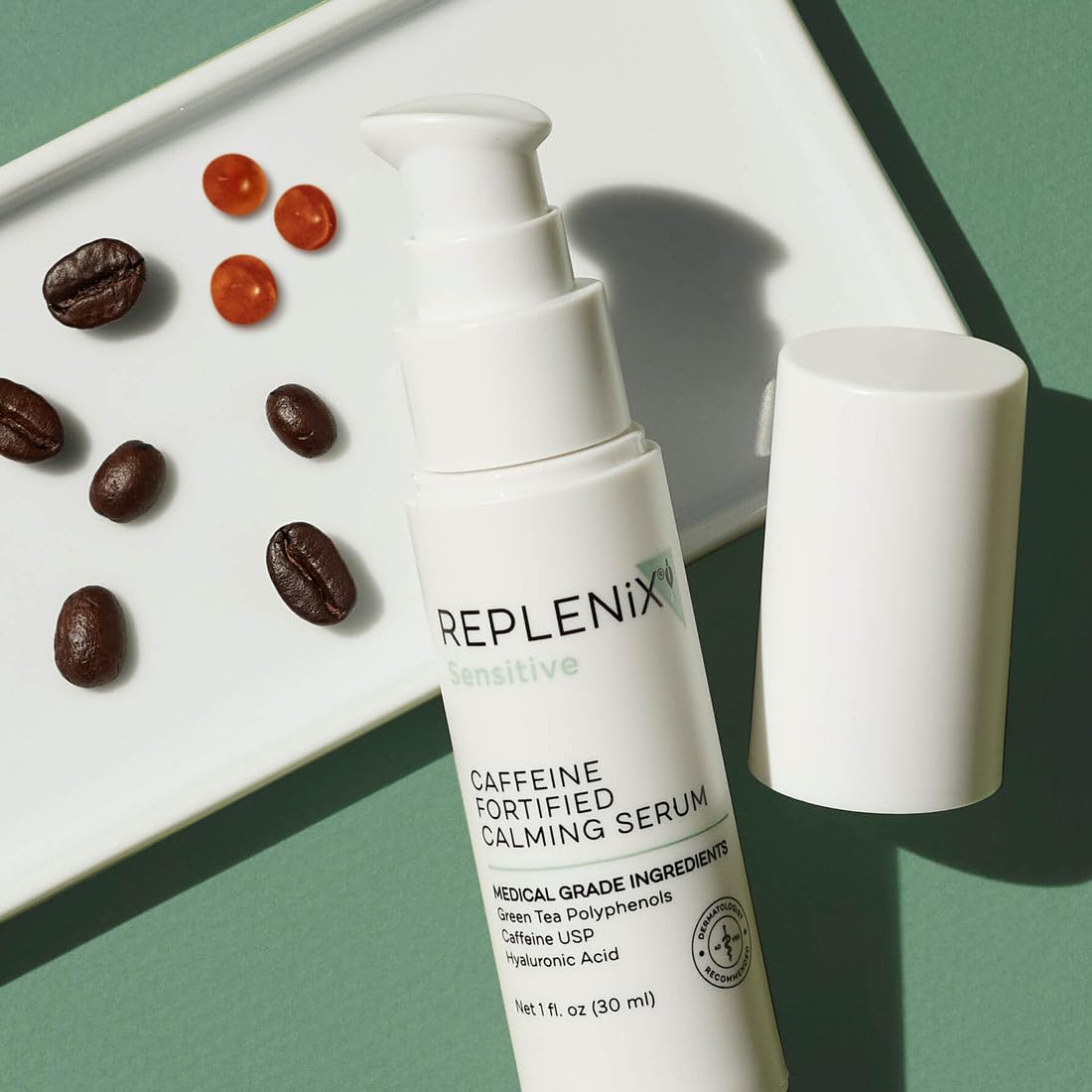 Sérum apaisant à la caféine Replenix sur fond neutre