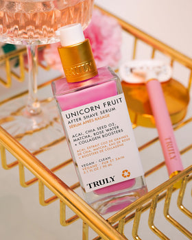 Sérum Après-Rasage Unicorn Fruit de Truly avec arrière-plan esthétique