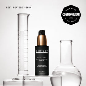 Sérum DRMTLGY posé sur une table de maquillage