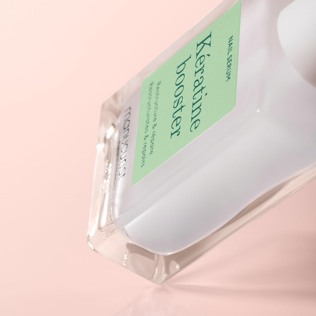 Sérum Manucurist sur une table avec des accessoires de manucure