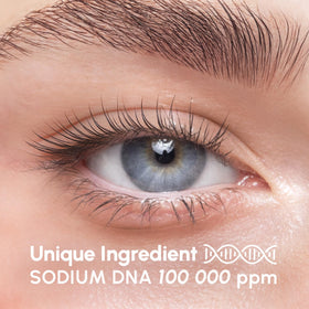 Sérum MAREE pour cils et sourcils sur une table de maquillage