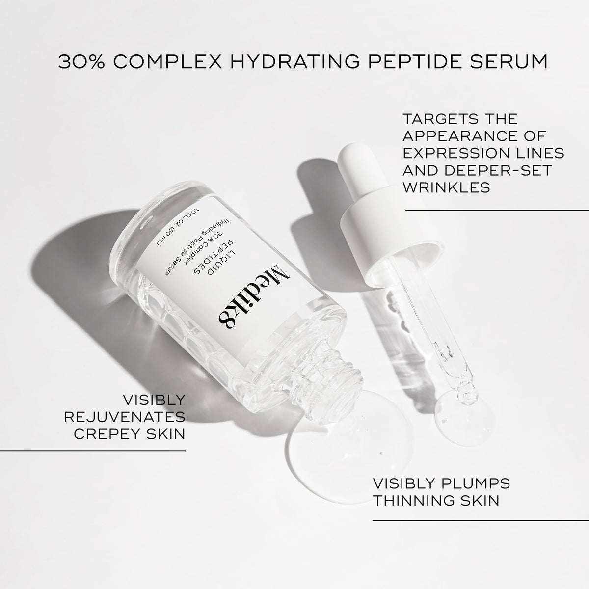 Sérum Medik8 Peptides sur un fond de marbre blanc