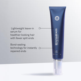 Sérum MONAT Rejuvabeads® texture légère sur une main