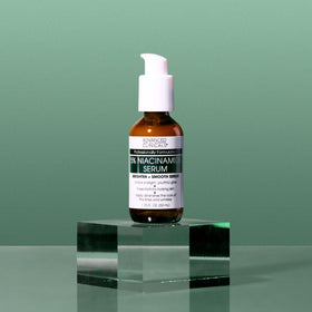 Sérum Niacinamide 5% Advanced Clinicals sur une table