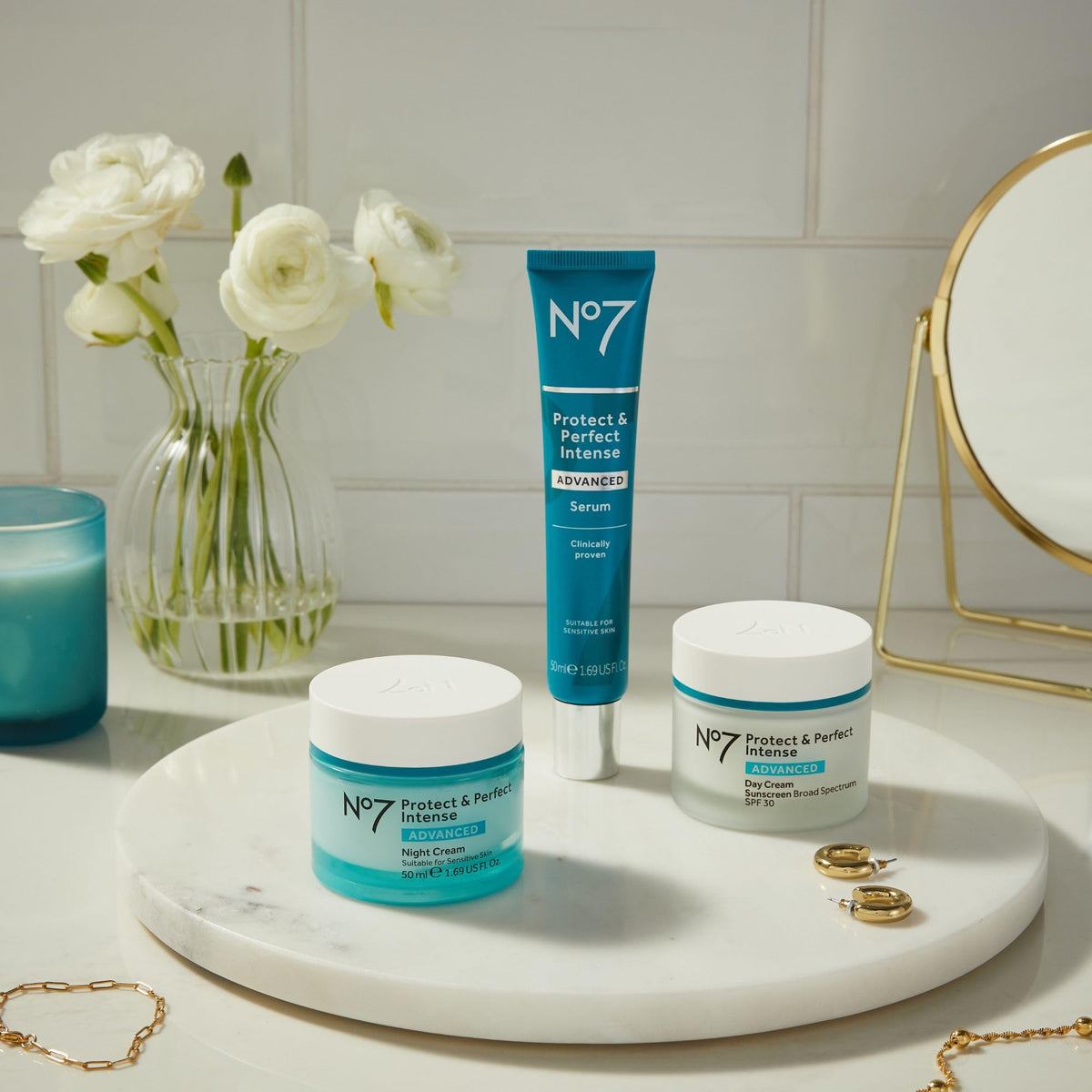 Sérum No7 Protect & Perfect dans les mains