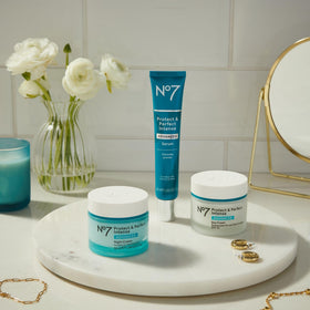 Sérum No7 Protect & Perfect dans les mains