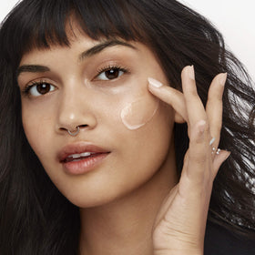 Sérum Olay au milieu d'une routine de beauté quotidienne