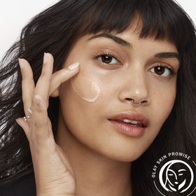 Sérum Olay Micro Sculptant avec ingrédients naturels en arrière-plan