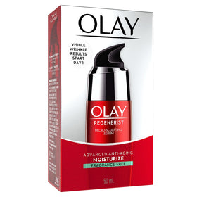 Sérum Olay Micro Sculptant avec texture légère sur la main