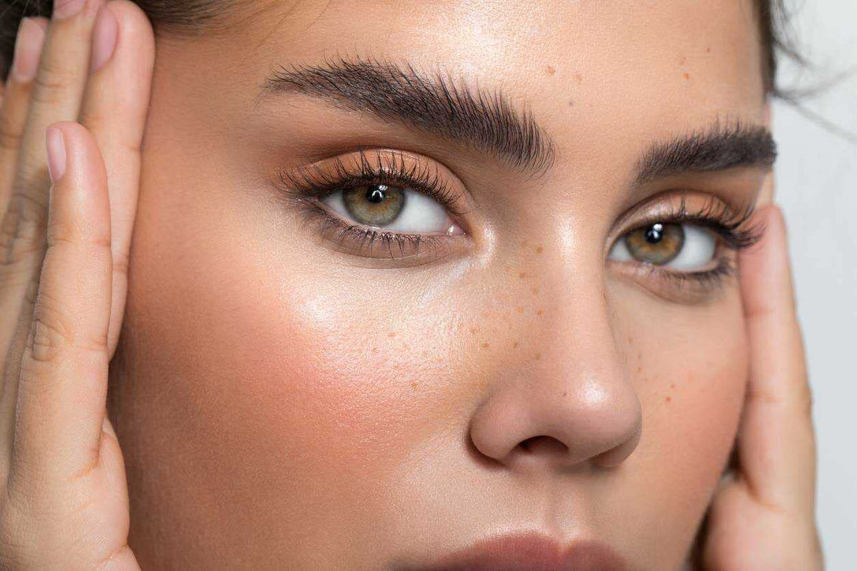 Sérum pour sourcils LUXE avec arrière-plan esthétique