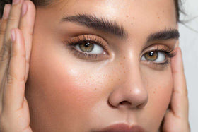 Sérum pour sourcils LUXE avec arrière-plan esthétique