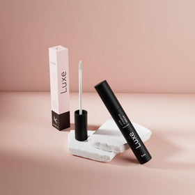 Sérum pour sourcils LUXE en gros plan sur l'applicateur