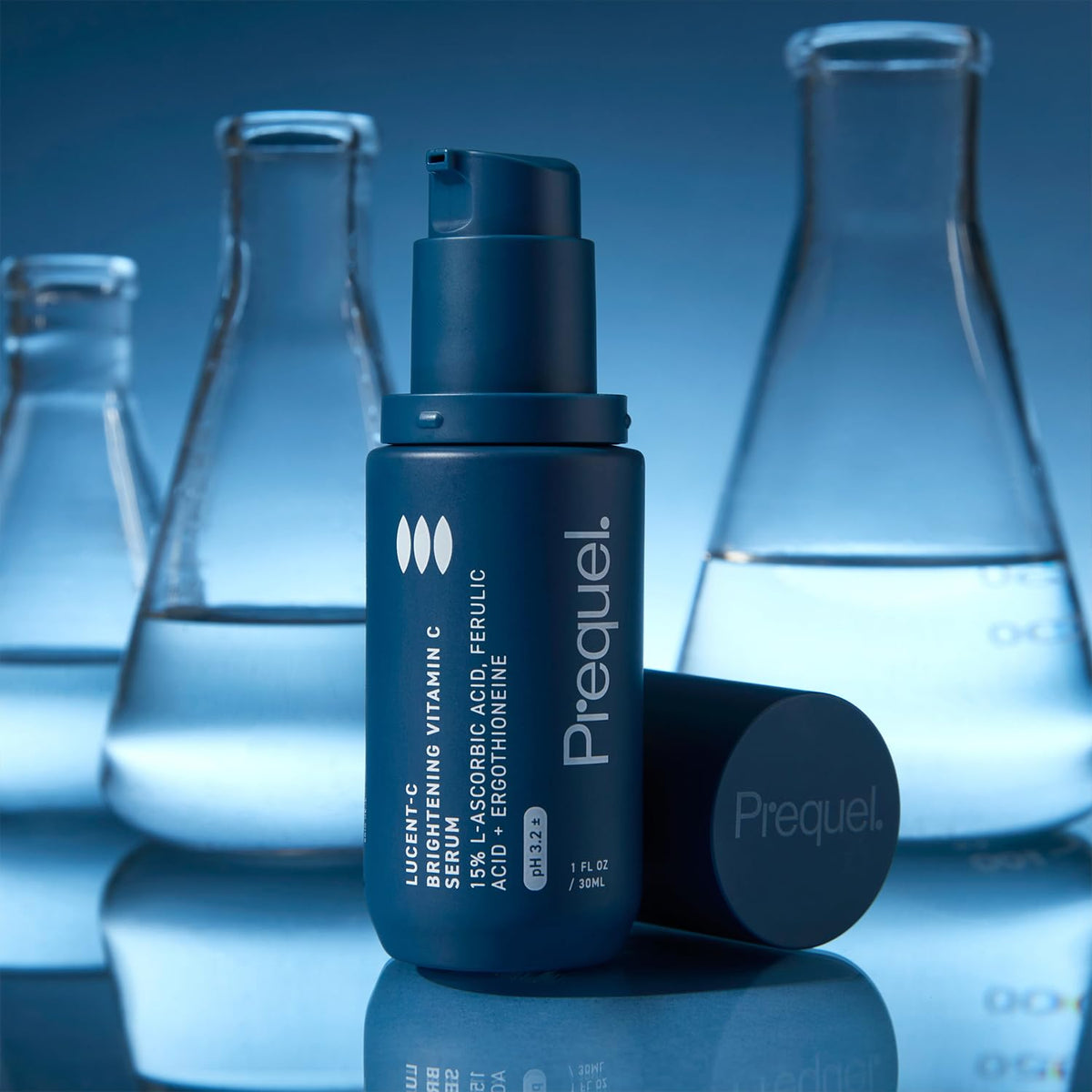 Sérum Prequel Lucent-C sur une table avec d'autres produits de soin