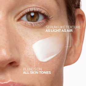 Sérum solaire minéral La Roche-Posay Anthelios UV Air™ en application sur le visage