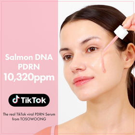 Sérum TOSOWOONG Peptide Rose appliqué sur la peau