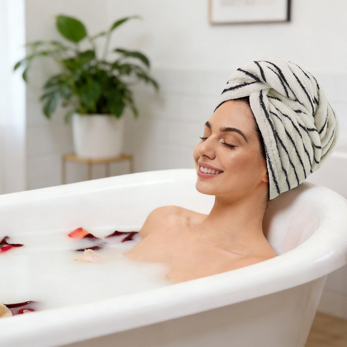 Serviette capillaire Jacquotha vue de dos avec cheveux enroulés