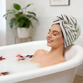 Serviette capillaire Jacquotha vue de dos avec cheveux enroulés