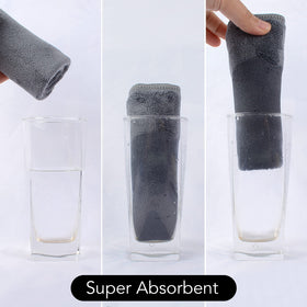 Serviette en microfibre SINLAND mouillée montrant sa douceur