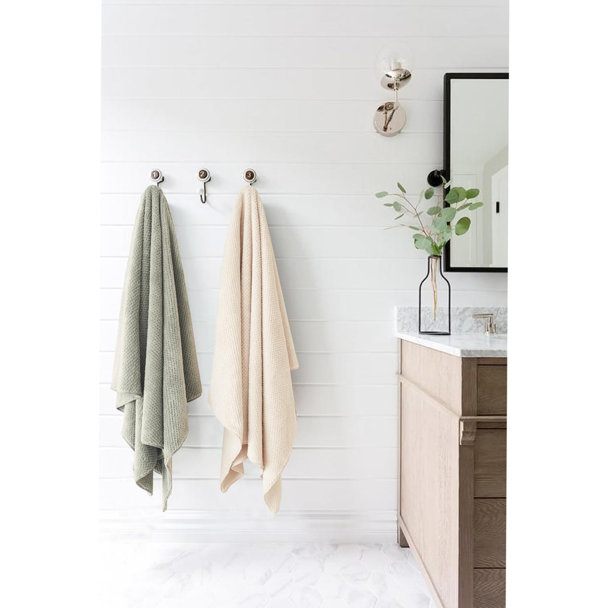 Serviette ROLSHOL pliée à côté de produits de beauté