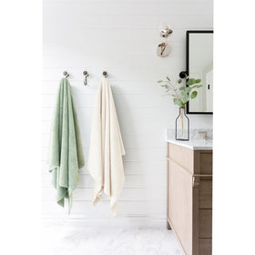 Serviette ROLSHOL sur un fond de salle de bain, utilisation quotidienne