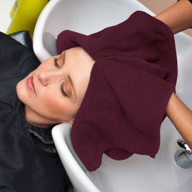 Serviettes de salon Utopia sur un porte-serviettes