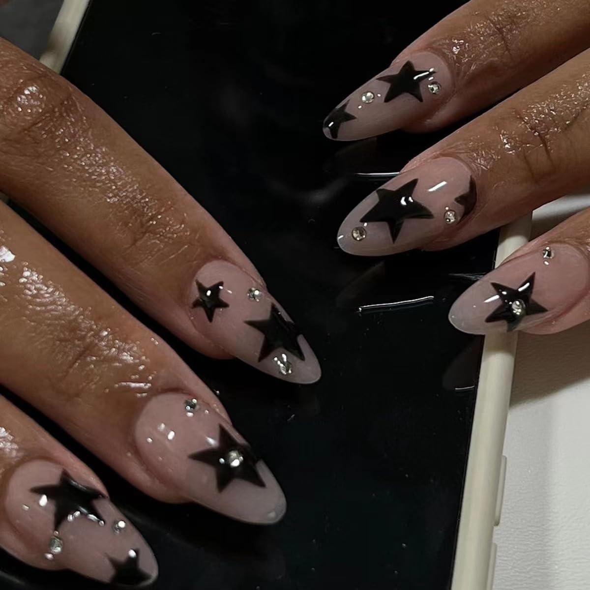 Set de faux ongles pressés CTTHNBD en amande avec design étoile noire