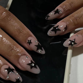 Set de faux ongles pressés CTTHNBD en amande avec design étoile noire