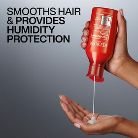 Shampoing Redken Frizz Dismiss 330g en usage sur cheveux