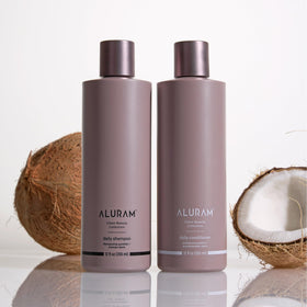 Shampooing ALURAM à l'Eau de Coco sur un fond naturel