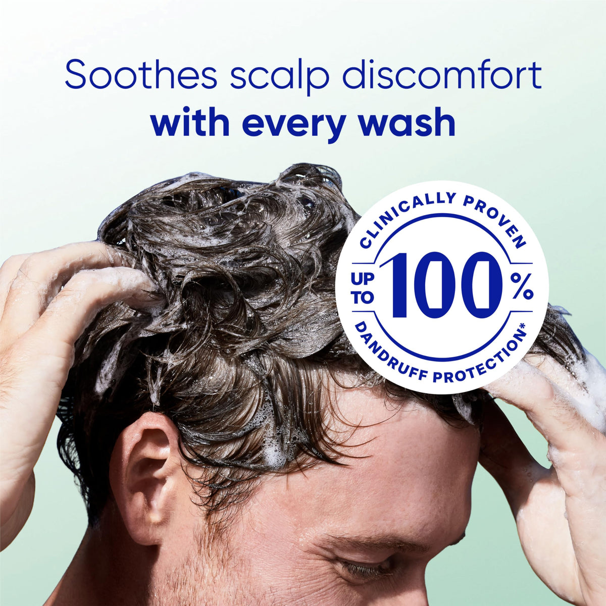 Shampooing BARE de Head & Shoulders avec une serviette à côté