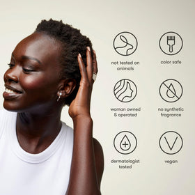 Shampooing clarifiant Odele avec ingrédients naturels en arrière-plan