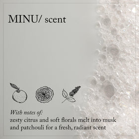 Shampooing Davines MINU en utilisation sur des cheveux