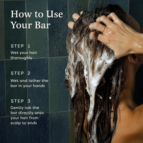 Shampooing et après-shampooing The Earthling Co. posés sur une surface en bois