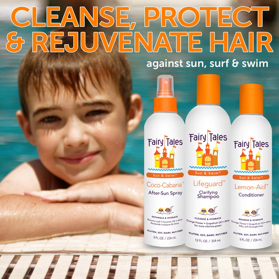 Shampooing Fairy Tales Sun & Swim sur une table avec des jouets de piscine