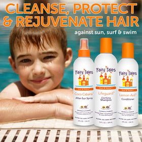 Shampooing Fairy Tales Sun & Swim sur une table avec des jouets de piscine
