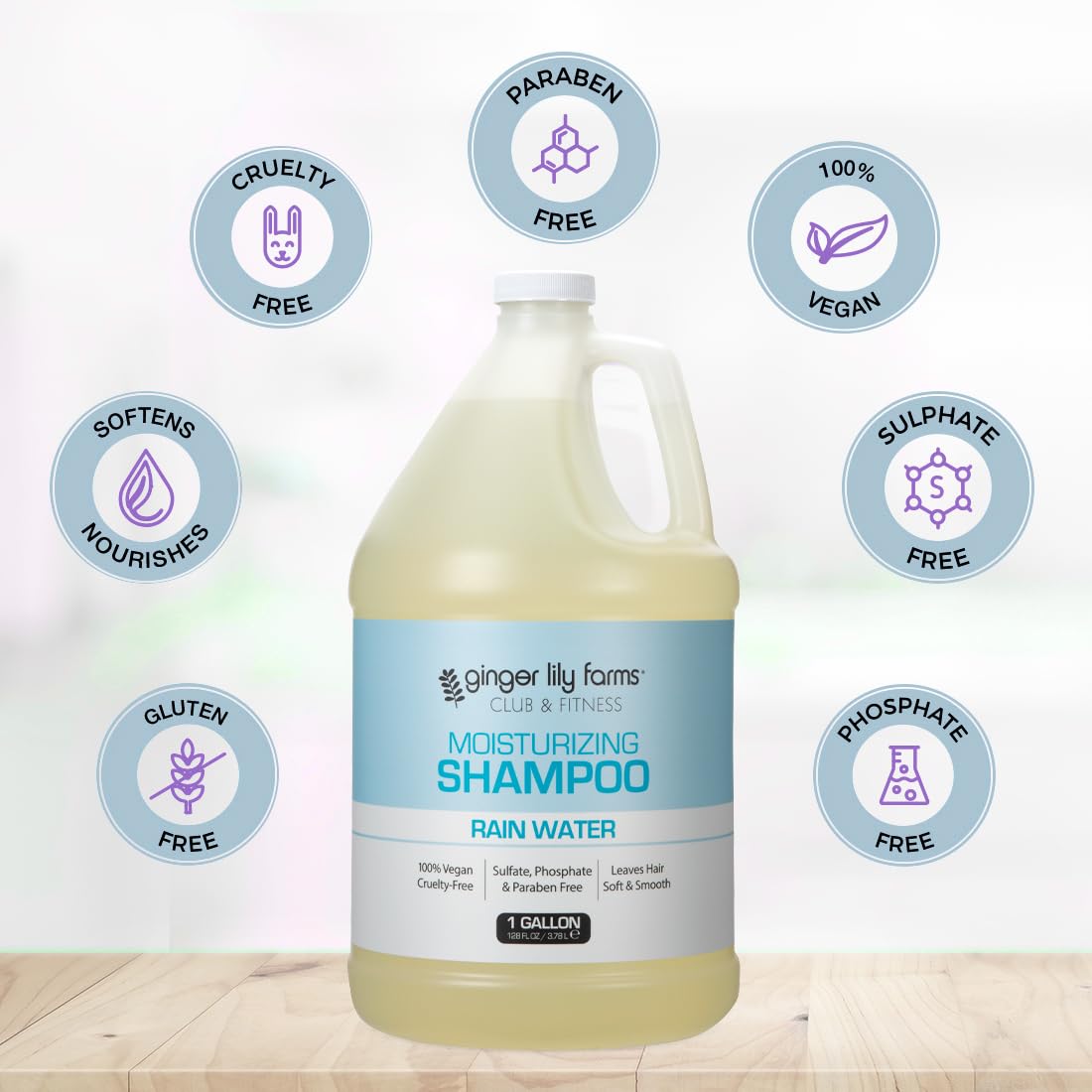 Shampooing hydratant Ginger Lily Farms dans un environnement de salle de bain